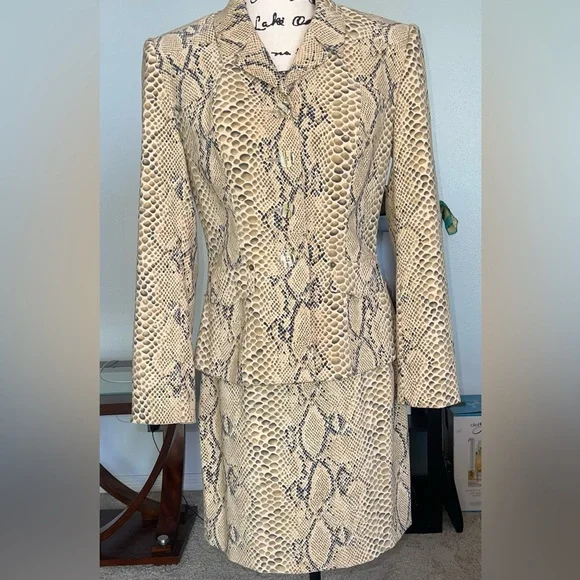 Alberto Makali - Snake-Print Tailored Blazer  and Skirt Set in Size 8 - Picture 3 of 16